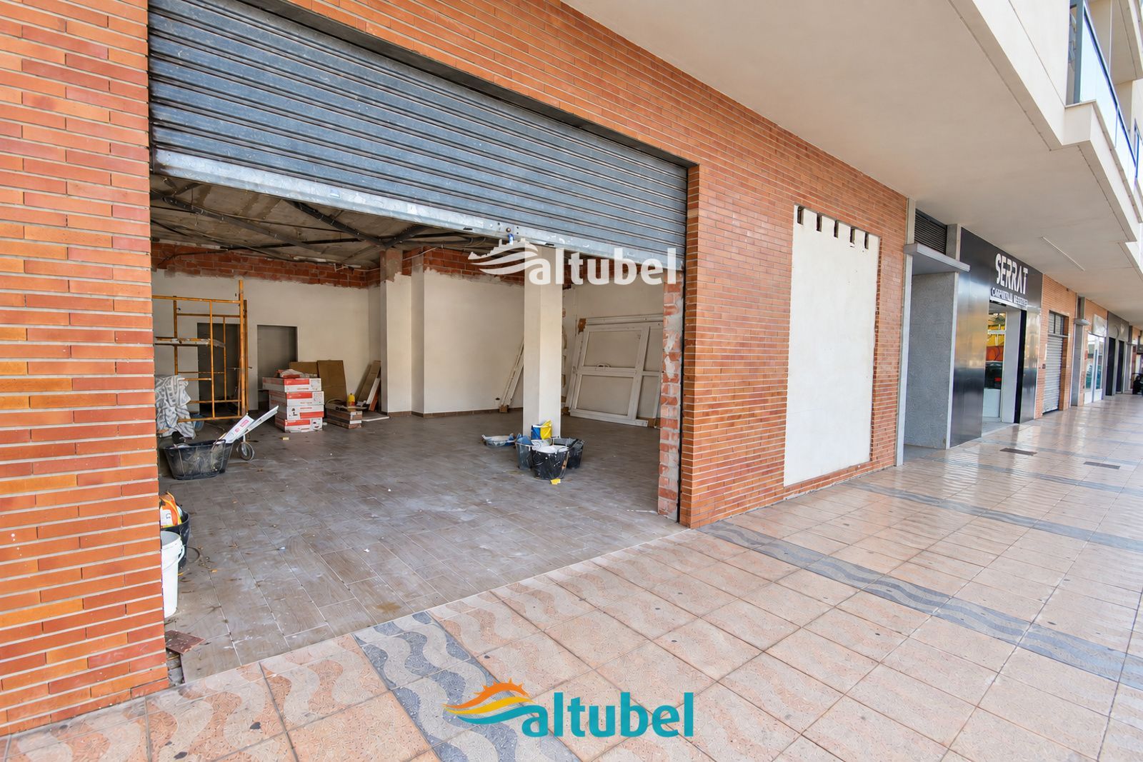 Local comercial de unos 100 m² con gran fachada y salida de humos en una de las principales entradas a Peñíscola - Foto 4