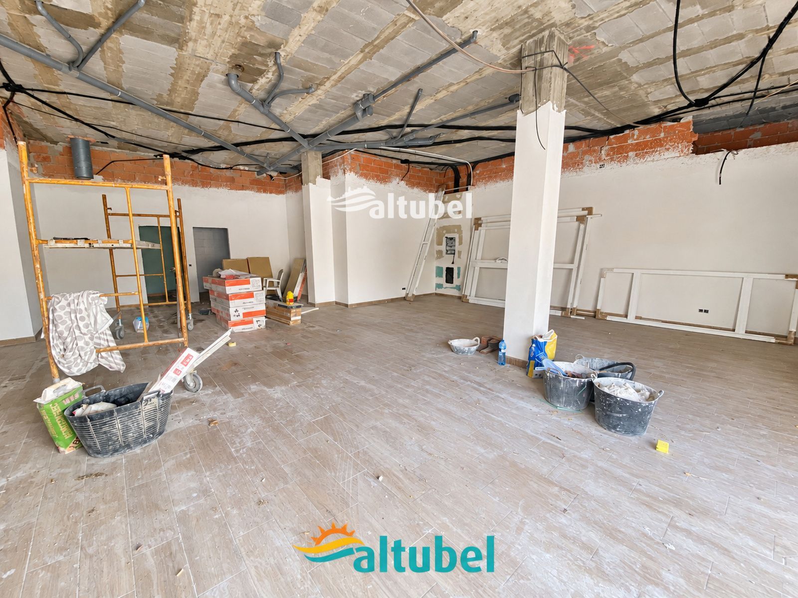 Local comercial de unos 100 m² con gran fachada y salida de humos en una de las principales entradas a Peñíscola - Foto 6