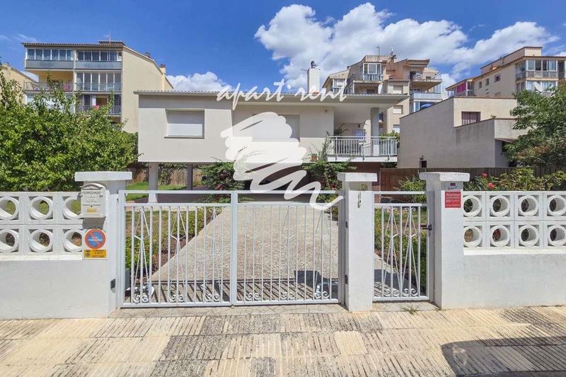 Дом на продажу Roses, Girona. Ref: 3255. Apart-Rent