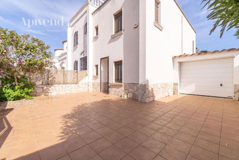House for sale Empuriabrava, Girona. Ref: 1044. Apivend 2000