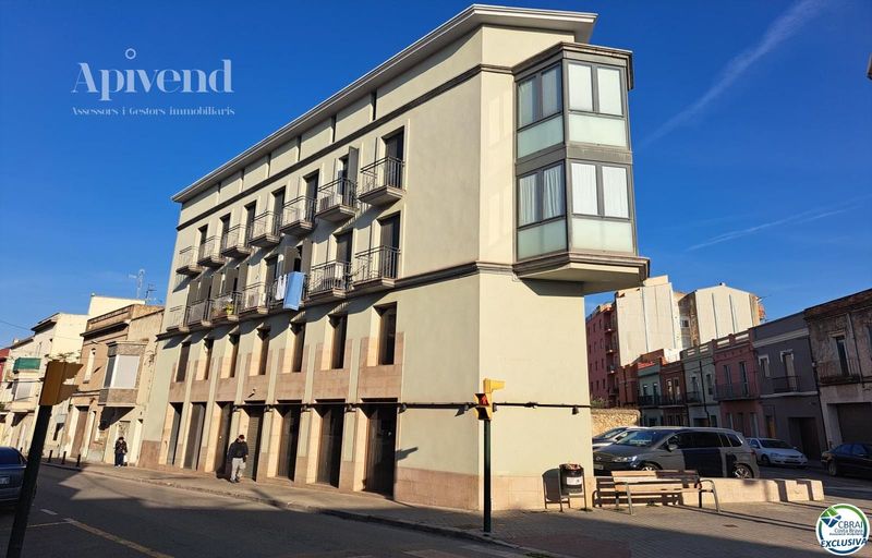 Local Comercial en venta Figueres, Girona. Ref: 1045. Apivend 2000