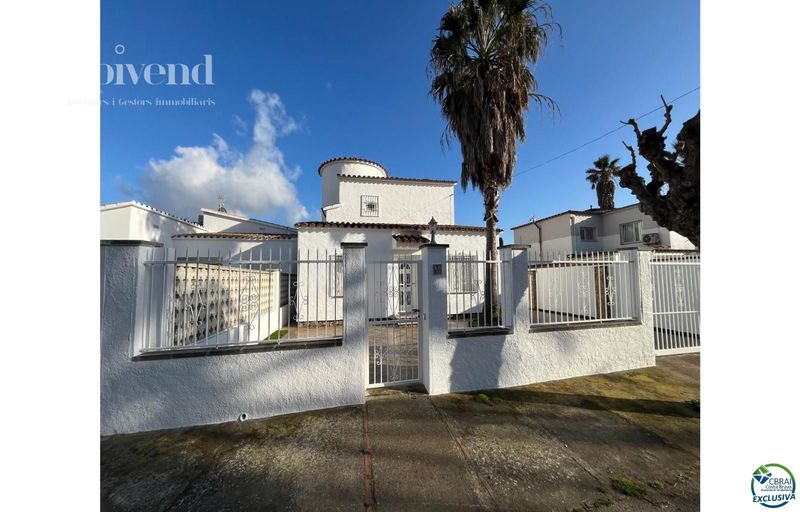Chalet Independiente en venta Empuriabrava, Girona. Ref: 1180. Apivend 2000