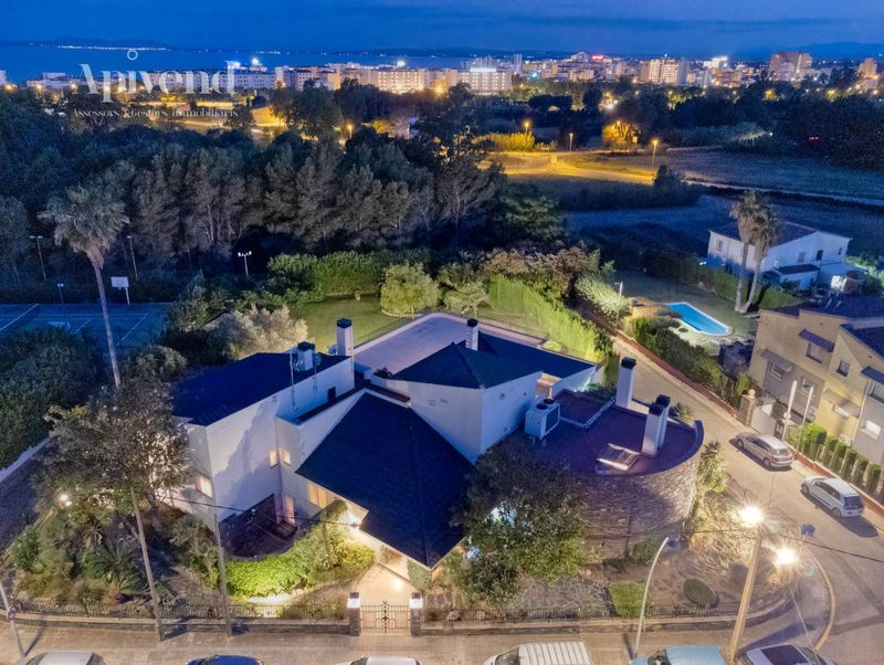 Chalet Independiente en venta Roses, Girona. Ref: 1277. Apivend 2000