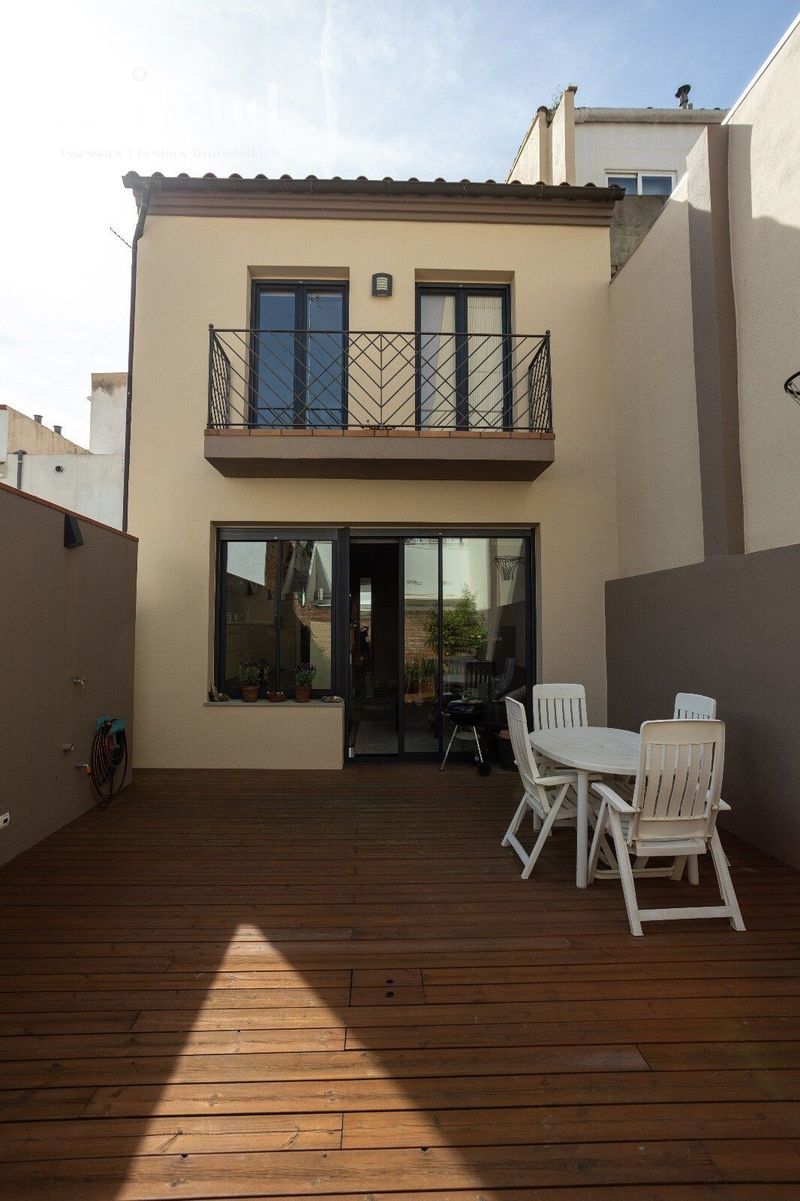 House for sale Figueres, Girona. Ref: 1378. Apivend 2000