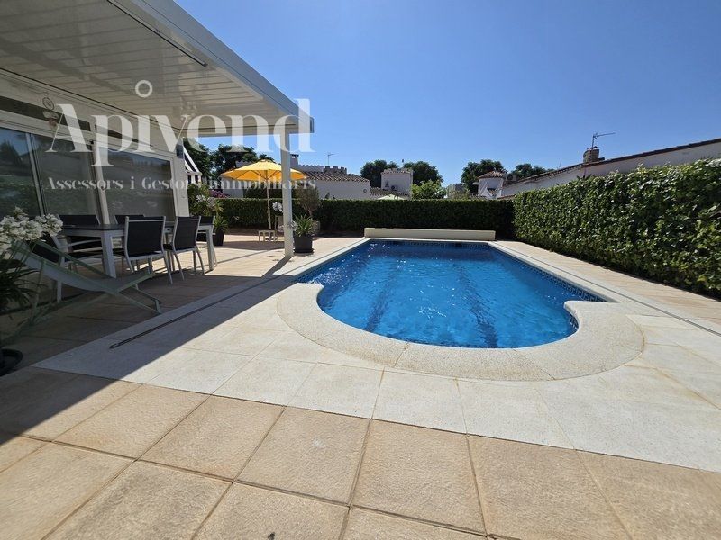 Chalet Independiente en venta Empuriabrava, Girona. Ref: 1450. Apivend 2000