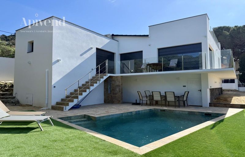 Chalet Independiente en venta Roses, Girona. Ref: 1582. Apivend 2000