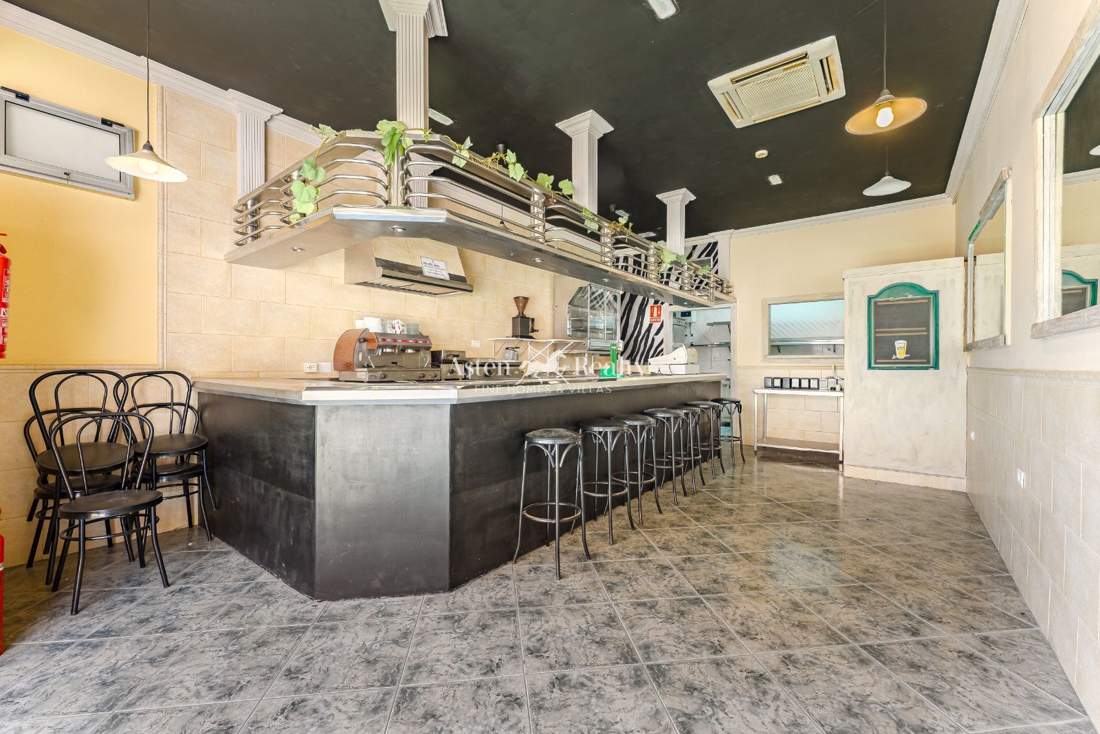 Negocio en venta Playa De Los Cristianos, Santa Cruz Tenerife. Ref: 9475. ASTEN REALTY 