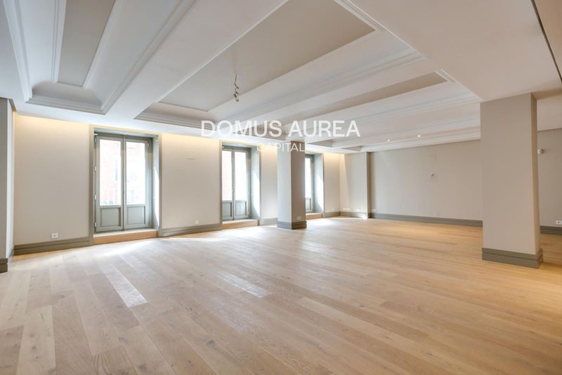 Piso de 4 dormitorios reformado con ascensor en Jerónimos, Retiro