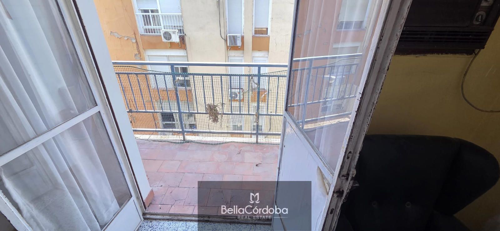 EXCELENTE INVERSIÓN EN CIUDAD JARDIN DE 4 HABITACIONES EXTERIOR CON TERRAZA JUNTO AL PARQUE JUAN CARLOS I. - Foto 2