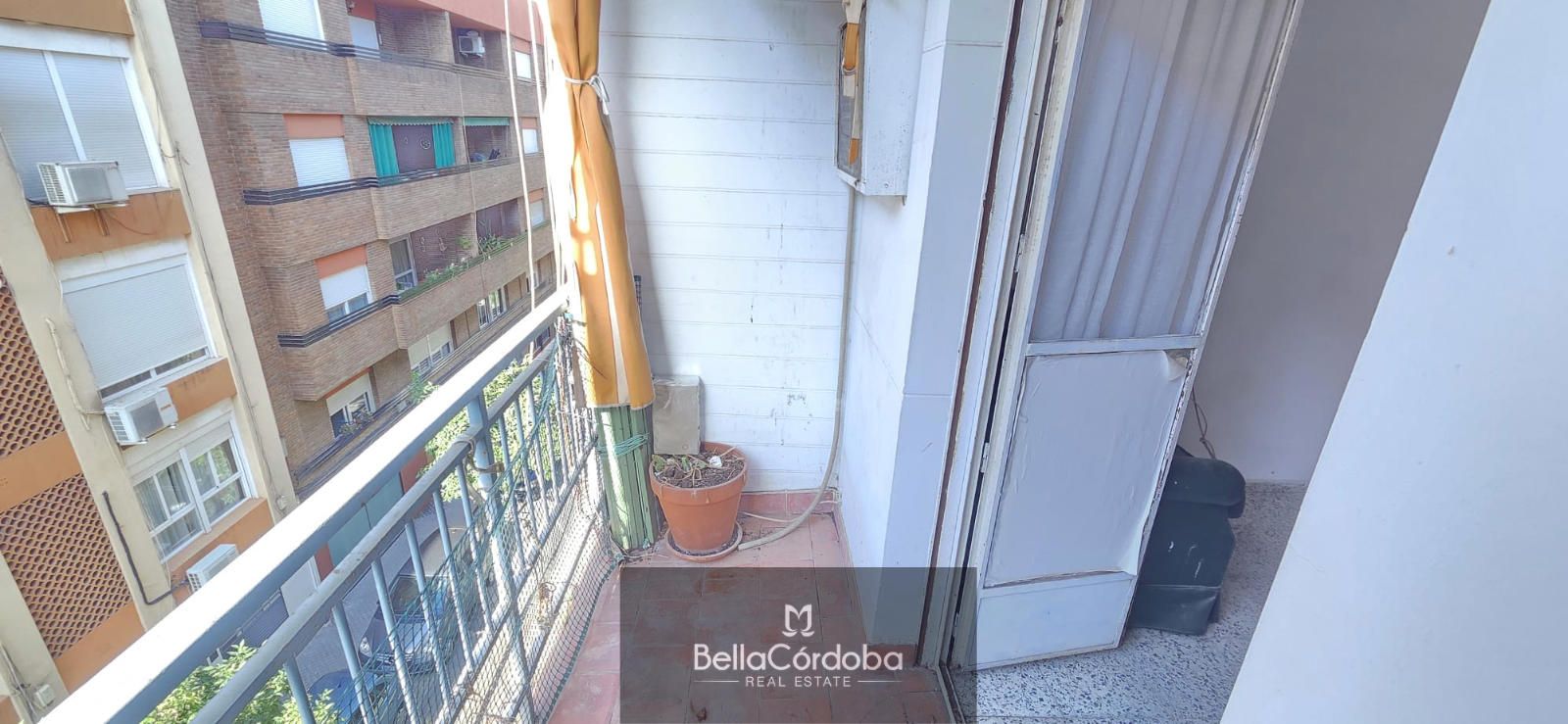 EXCELENTE INVERSIÓN EN CIUDAD JARDIN DE 4 HABITACIONES EXTERIOR CON TERRAZA JUNTO AL PARQUE JUAN CARLOS I. - Foto 4