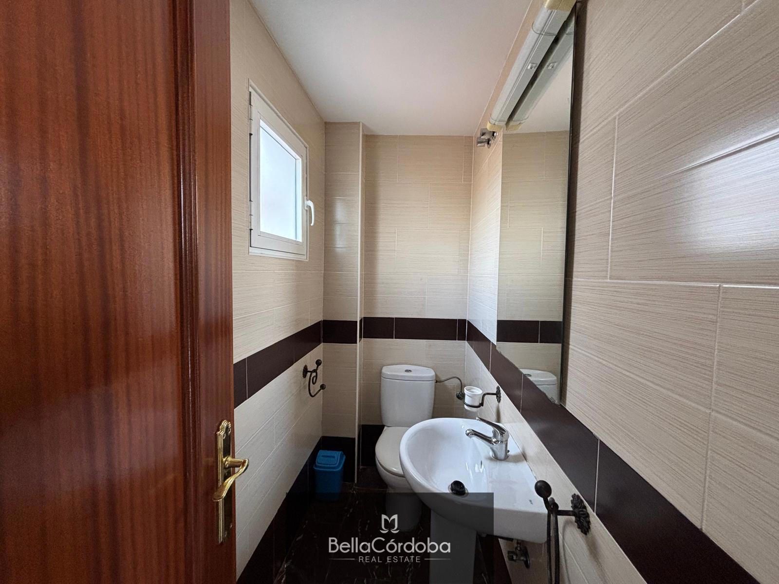 CASA ADOSADA EN ALMODOVAR, 3 HABITACIONES, BAÑO Y ASEO CON UNA TERRAZA DE 60M2 - Foto 17