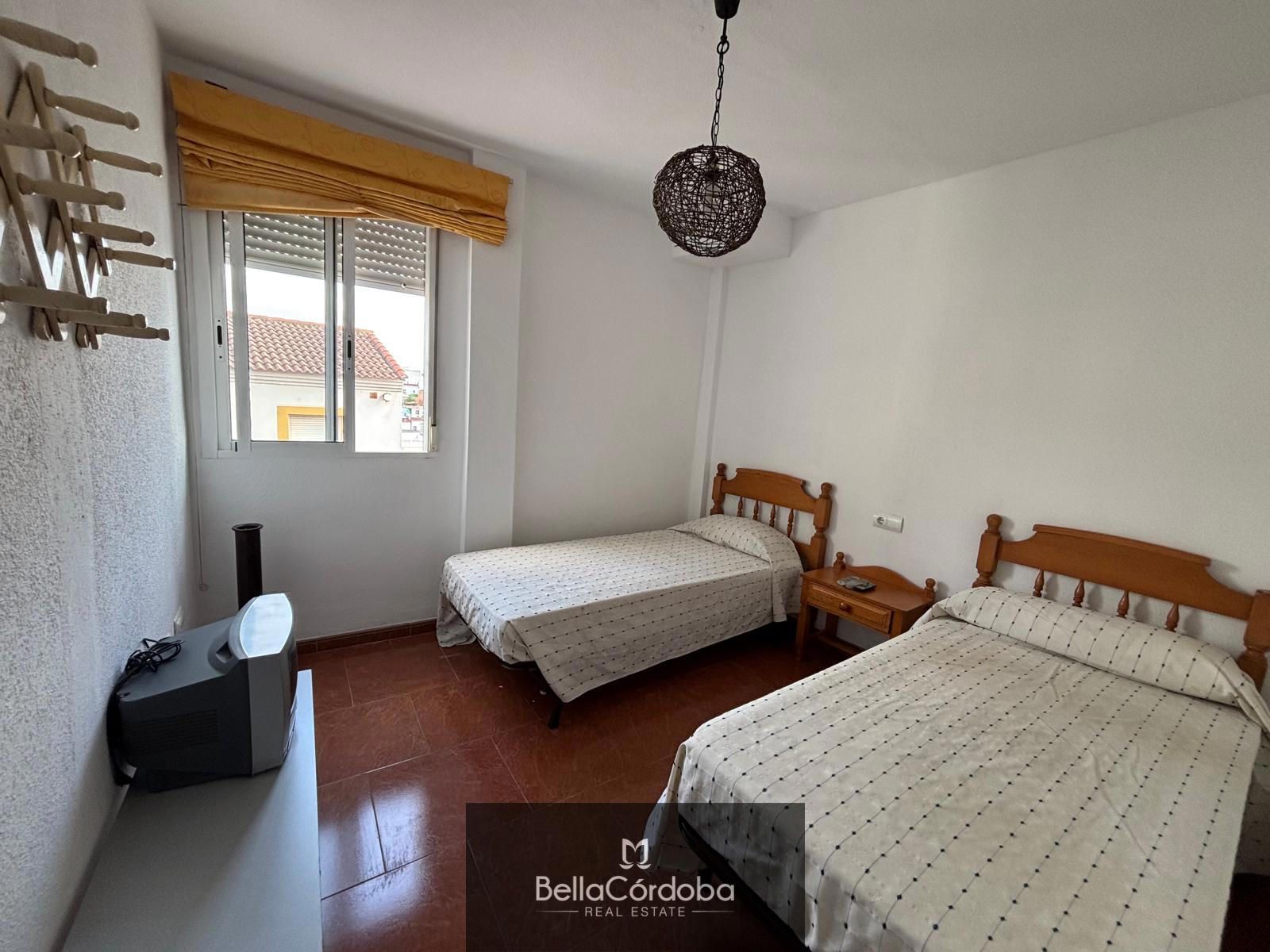 CASA ADOSADA EN ALMODOVAR, 3 HABITACIONES, BAÑO Y ASEO CON UNA TERRAZA DE 60M2 - Foto 11