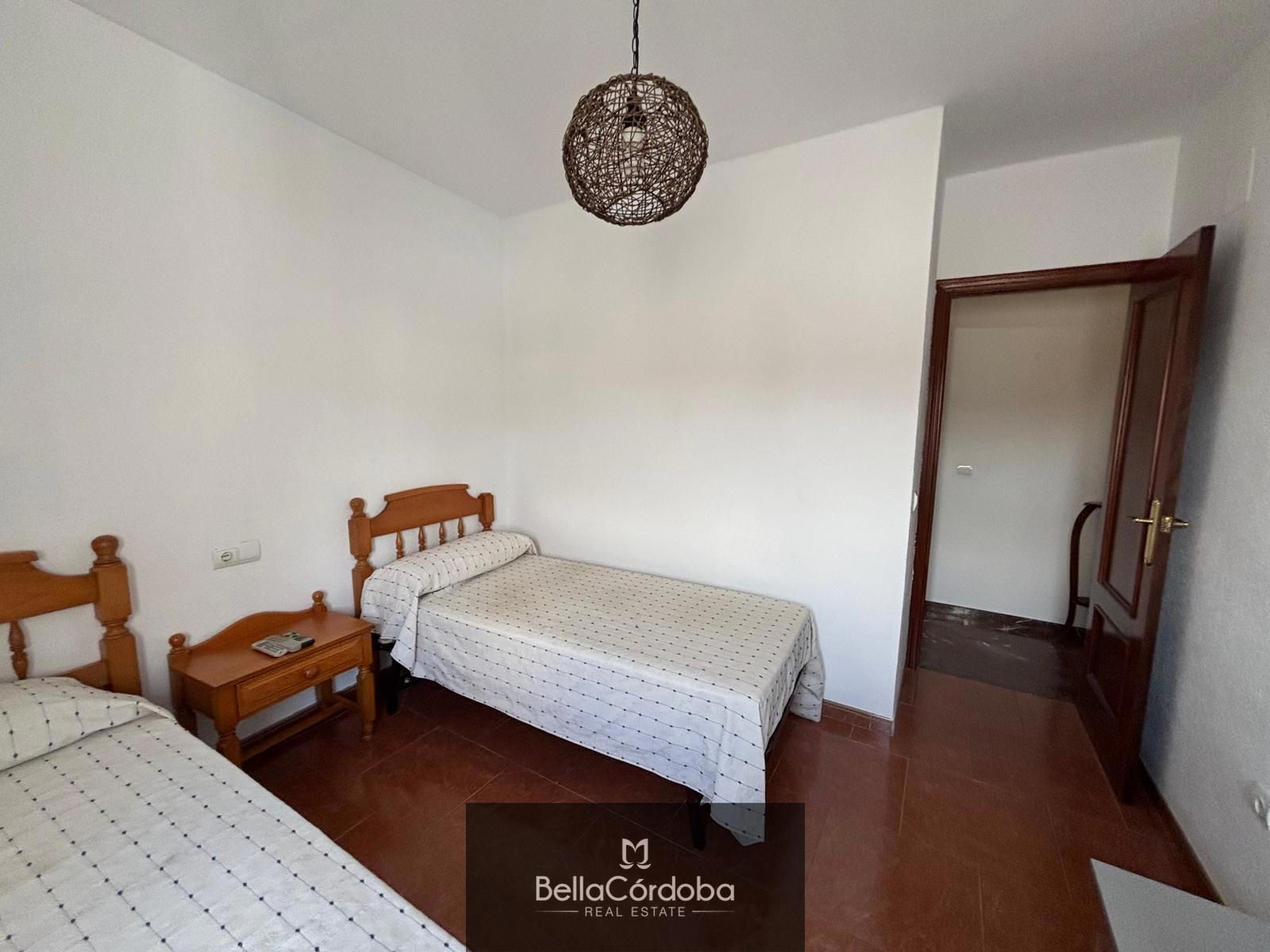 CASA ADOSADA EN ALMODOVAR, 3 HABITACIONES, BAÑO Y ASEO CON UNA TERRAZA DE 60M2 - Foto 12