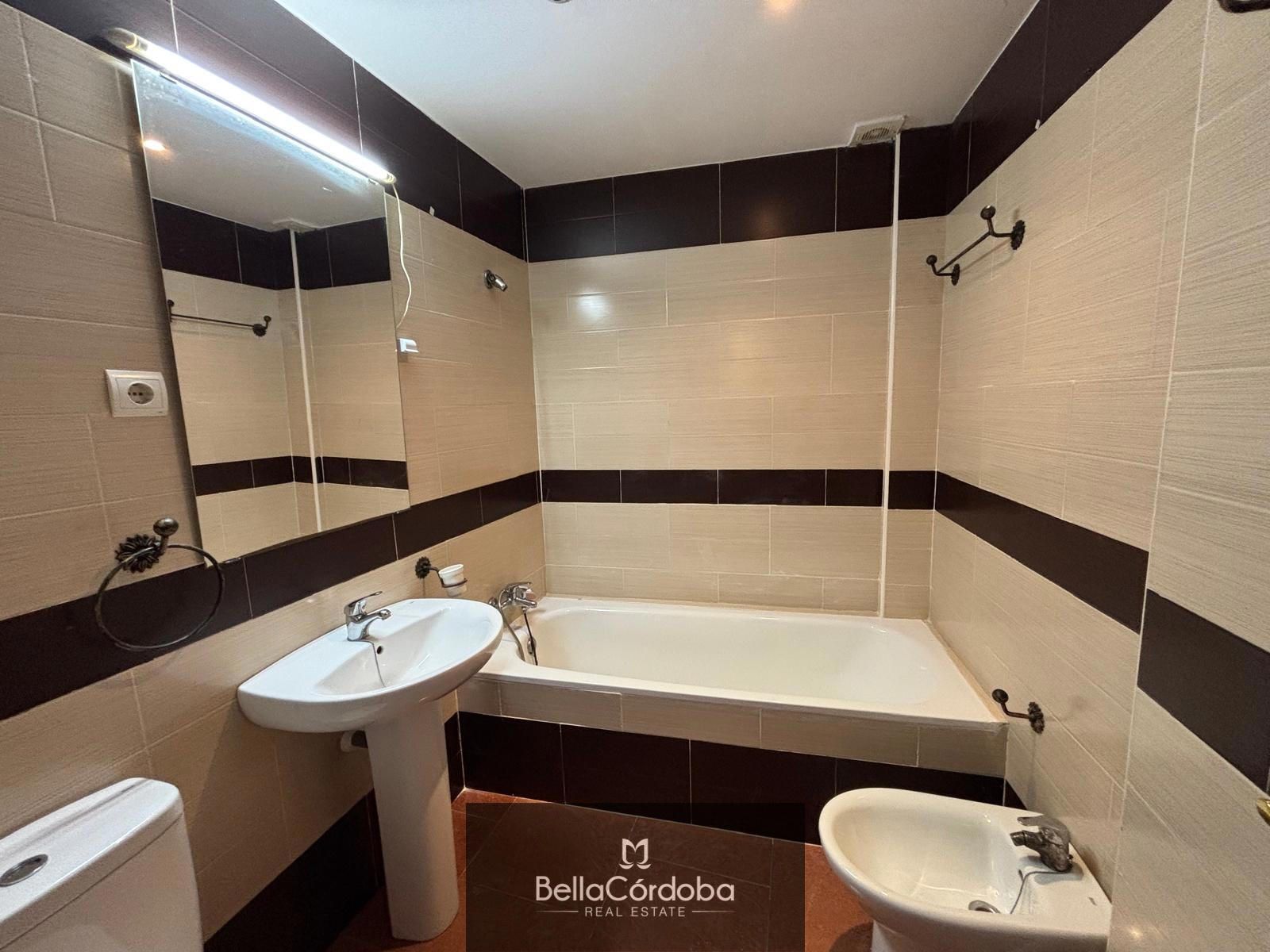 CASA ADOSADA EN ALMODOVAR, 3 HABITACIONES, BAÑO Y ASEO CON UNA TERRAZA DE 60M2 - Foto 16