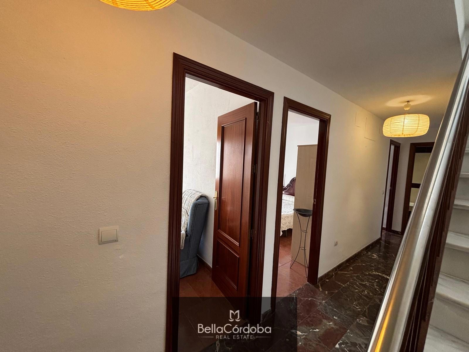 CASA ADOSADA EN ALMODOVAR, 3 HABITACIONES, BAÑO Y ASEO CON UNA TERRAZA DE 60M2 - Foto 8