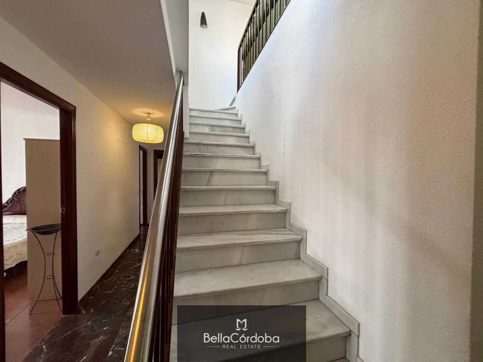 CASA ADOSADA EN ALMODOVAR, 3 HABITACIONES, BAÑO Y ASEO CON UNA TERRAZA DE 60M2 - Foto 6