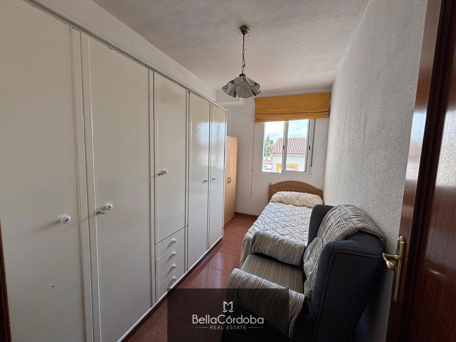 CASA ADOSADA EN ALMODOVAR, 3 HABITACIONES, BAÑO Y ASEO CON UNA TERRAZA DE 60M2 - Foto 13