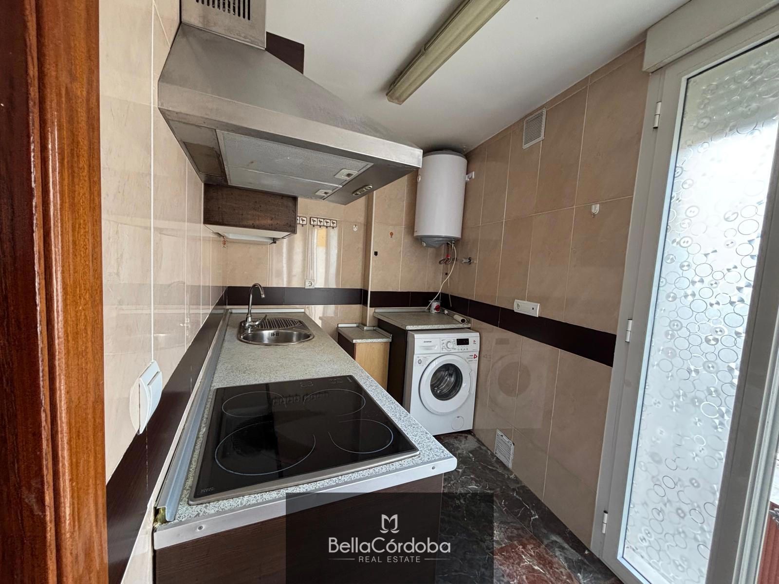 CASA ADOSADA EN ALMODOVAR, 3 HABITACIONES, BAÑO Y ASEO CON UNA TERRAZA DE 60M2 - Foto 14