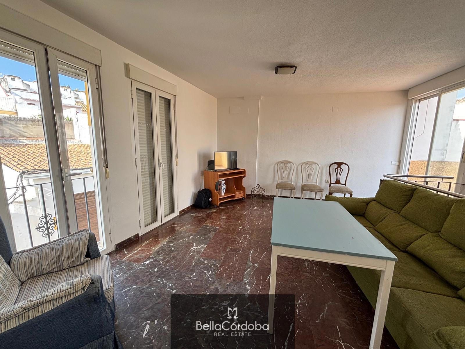 CASA ADOSADA EN ALMODOVAR, 3 HABITACIONES, BAÑO Y ASEO CON UNA TERRAZA DE 60M2 - Foto 2