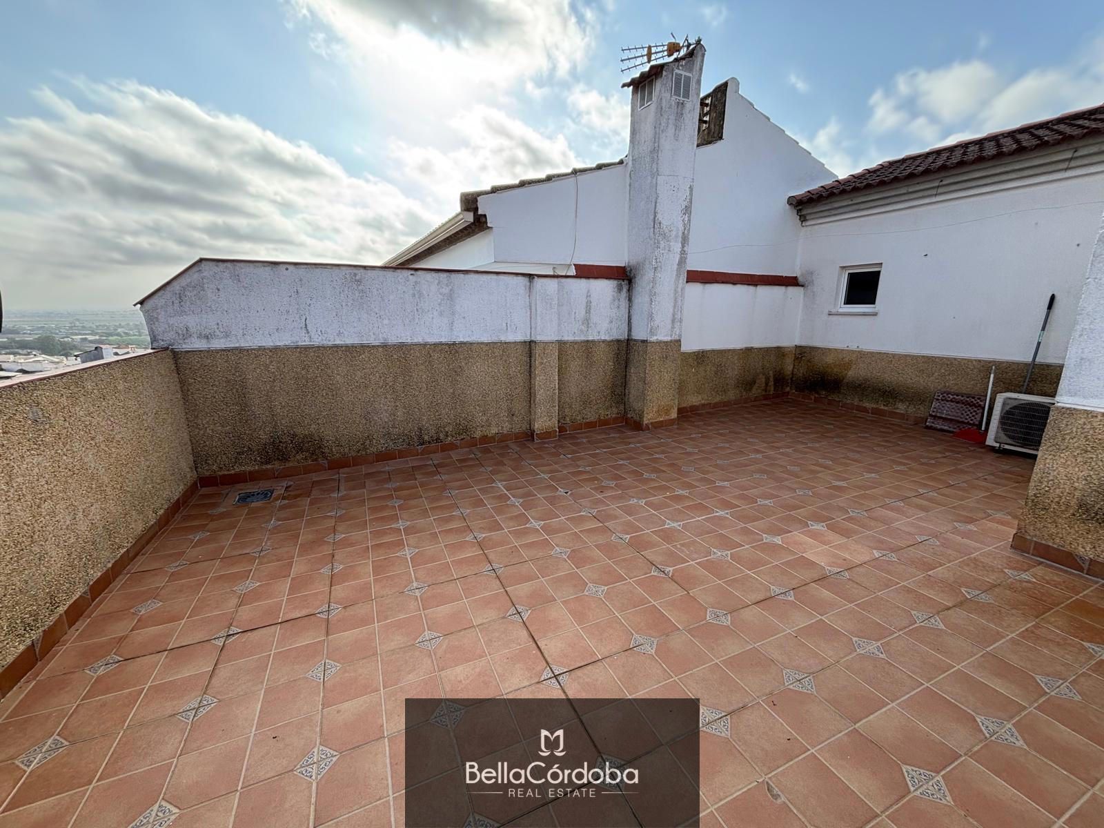 CASA ADOSADA EN ALMODOVAR, 3 HABITACIONES, BAÑO Y ASEO CON UNA TERRAZA DE 60M2 - Foto 20