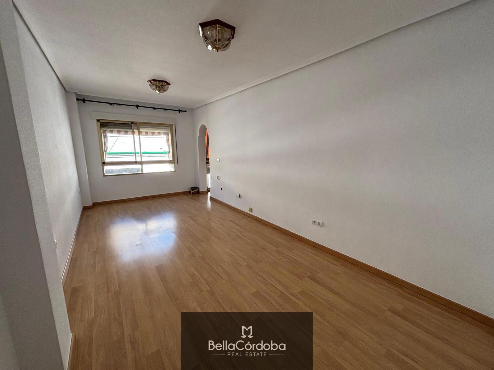PISO DE ALQUILER EN CORDOBA MUY BONITO, EXTERIOR DE 3 HABITACIONES Y UN BAÑO . BUENA UBICACIÓN - Foto 3