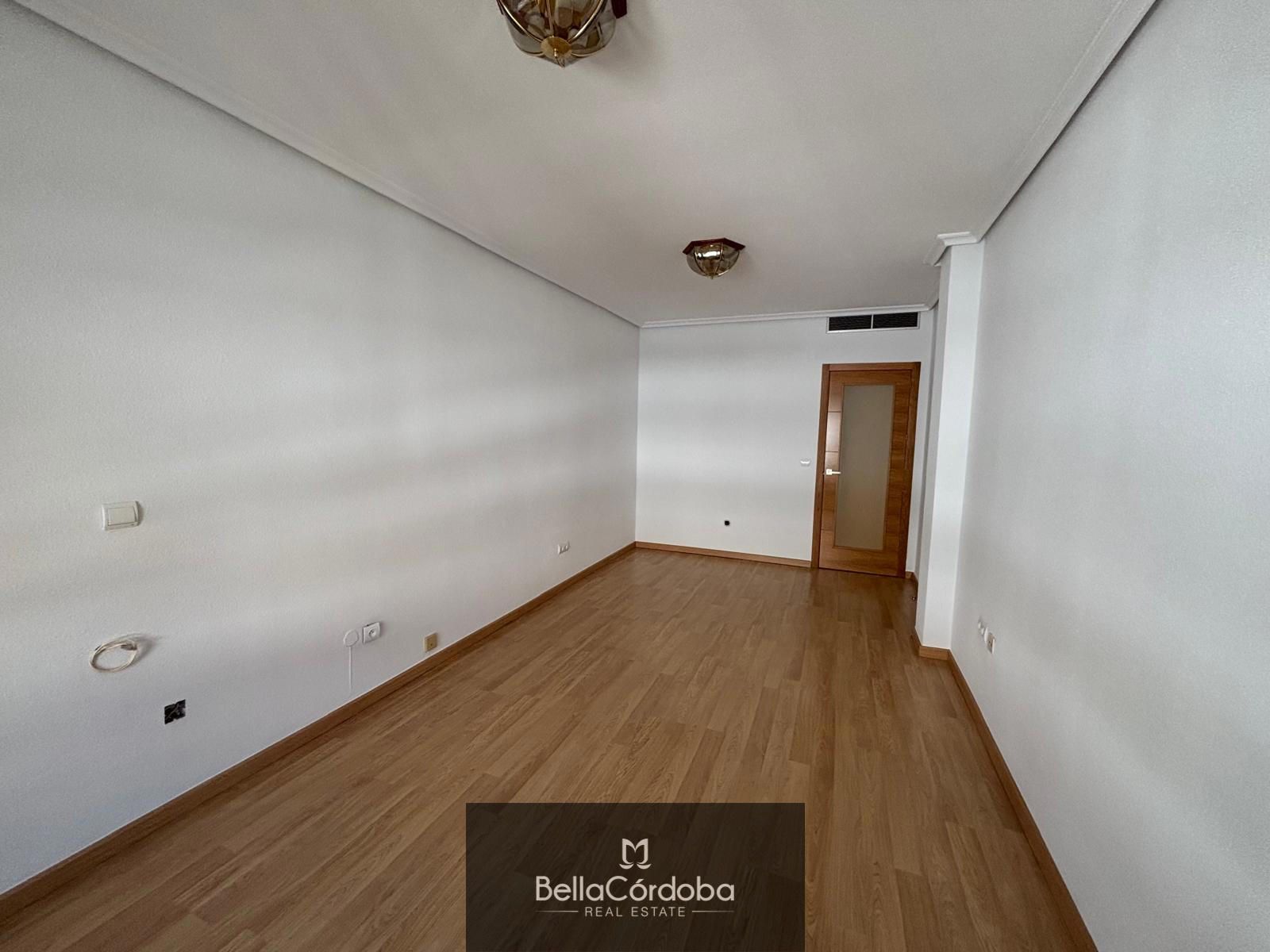 PISO DE ALQUILER EN CORDOBA MUY BONITO, EXTERIOR DE 3 HABITACIONES Y UN BAÑO . BUENA UBICACIÓN - Foto 2