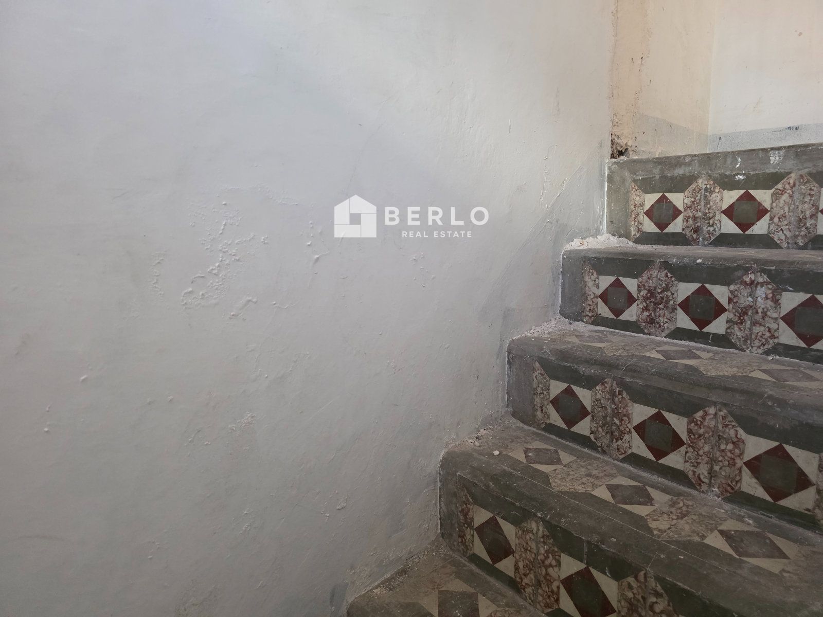 Escaleras - Se vende inmueble en Santa Cruz de La Palma con vistas al mar y terrazas