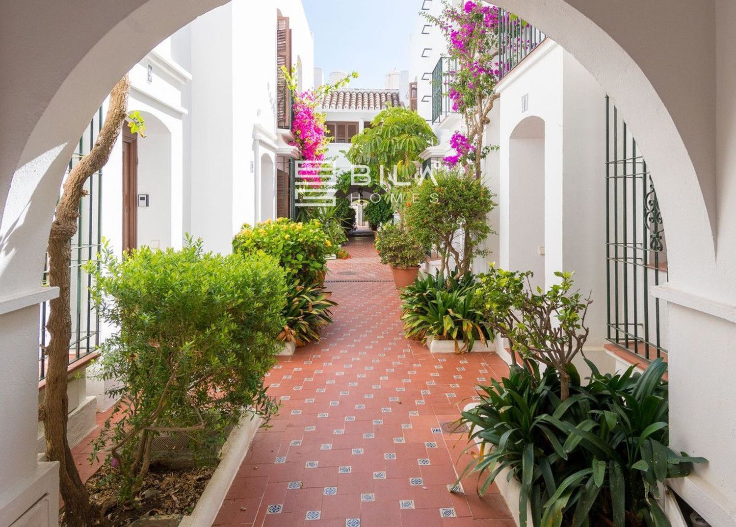 CASA ADOSADA EN 1º LNEA DE PLAYA