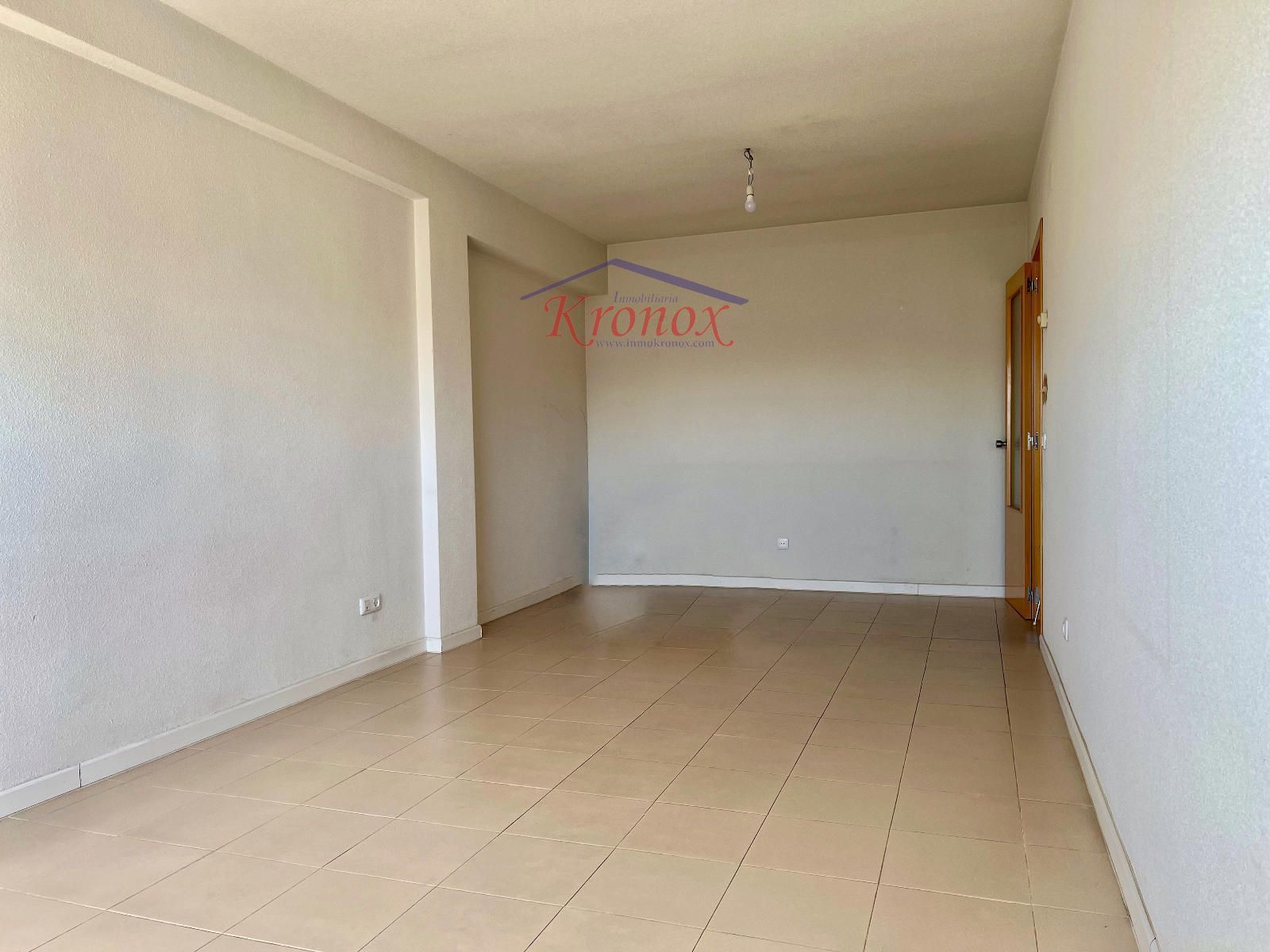 Salón - 4 habitación,  1 baño, 1 aseo y garaje