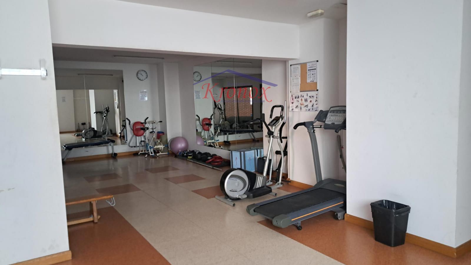 Gimnasio - 1 dormitorio con garaje, piscina y pádel