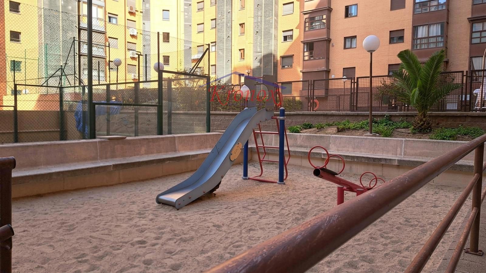 Zona infantil - 1 dormitorio con garaje, piscina y pádel