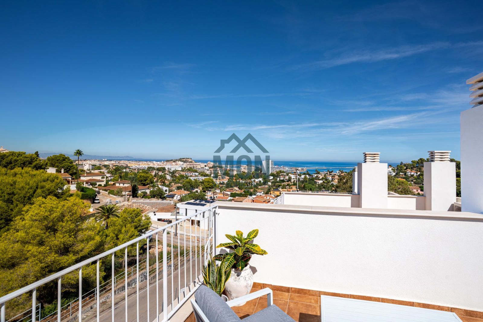 Adosado con gran solárium y vistas al mar - Foto 8