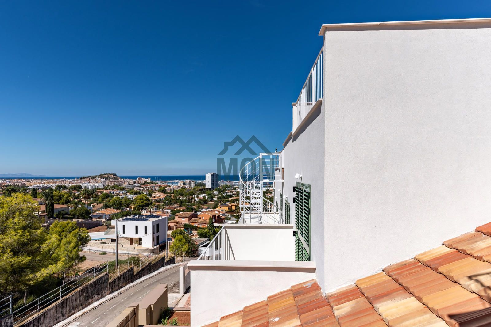 Adosado con gran solárium y vistas al mar - Foto 11