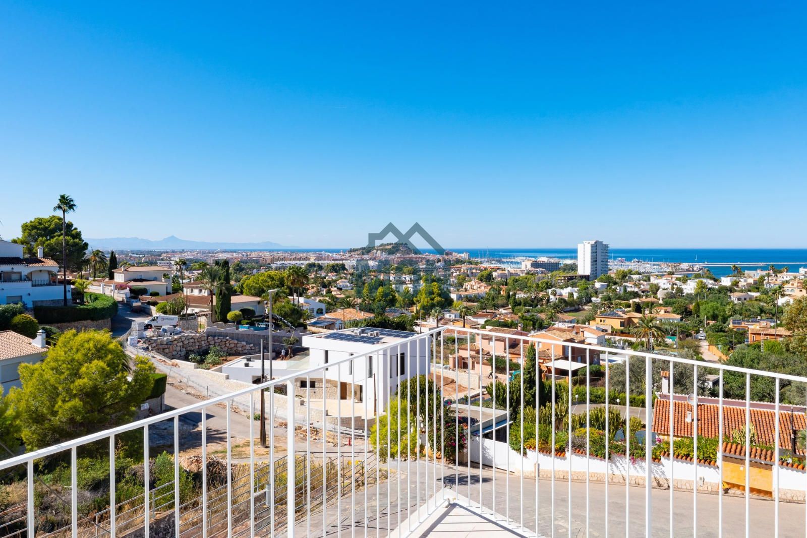 Adosado con gran solárium y vistas al mar - Foto 12