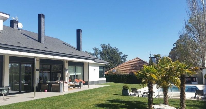 Chalet Independiente en venta y alquiler Barcelona. Ref: 1015. Mobilia Gestión CRM