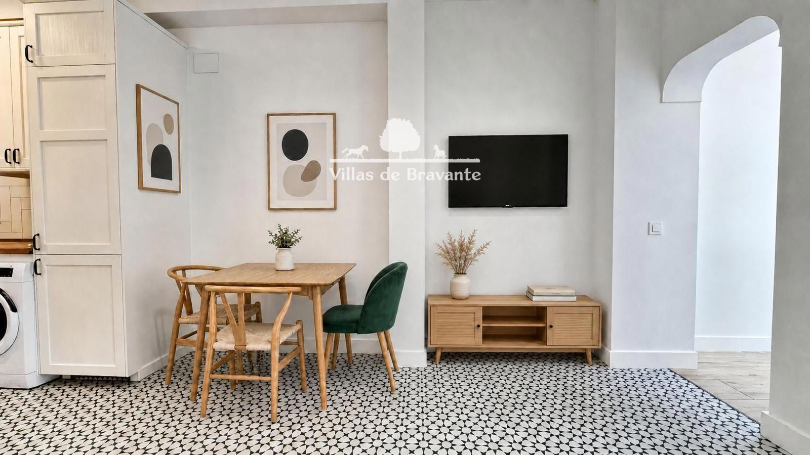 Mobiliario diseñado por IA - Excepcional piso reformado de dos habitaciones y tres cuartos de baño. Zona Malasaña.