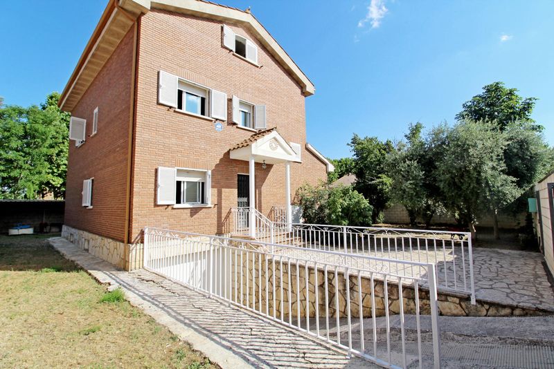 Chalet Independiente en venta Cabanillas del Campo, Guadalajara. Ref: 1111111140. Bravo & López Inmobiliaria
