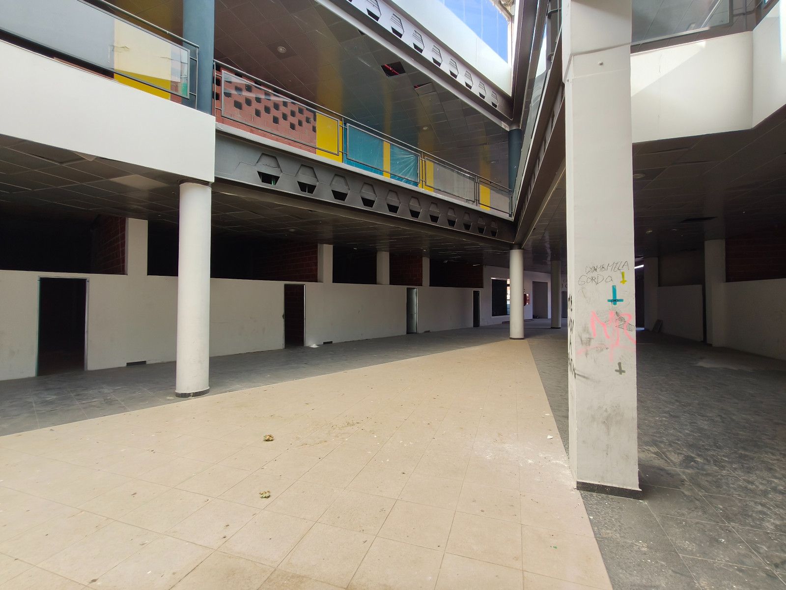 Dos locales comerciales contiguos. 128 m2 total.