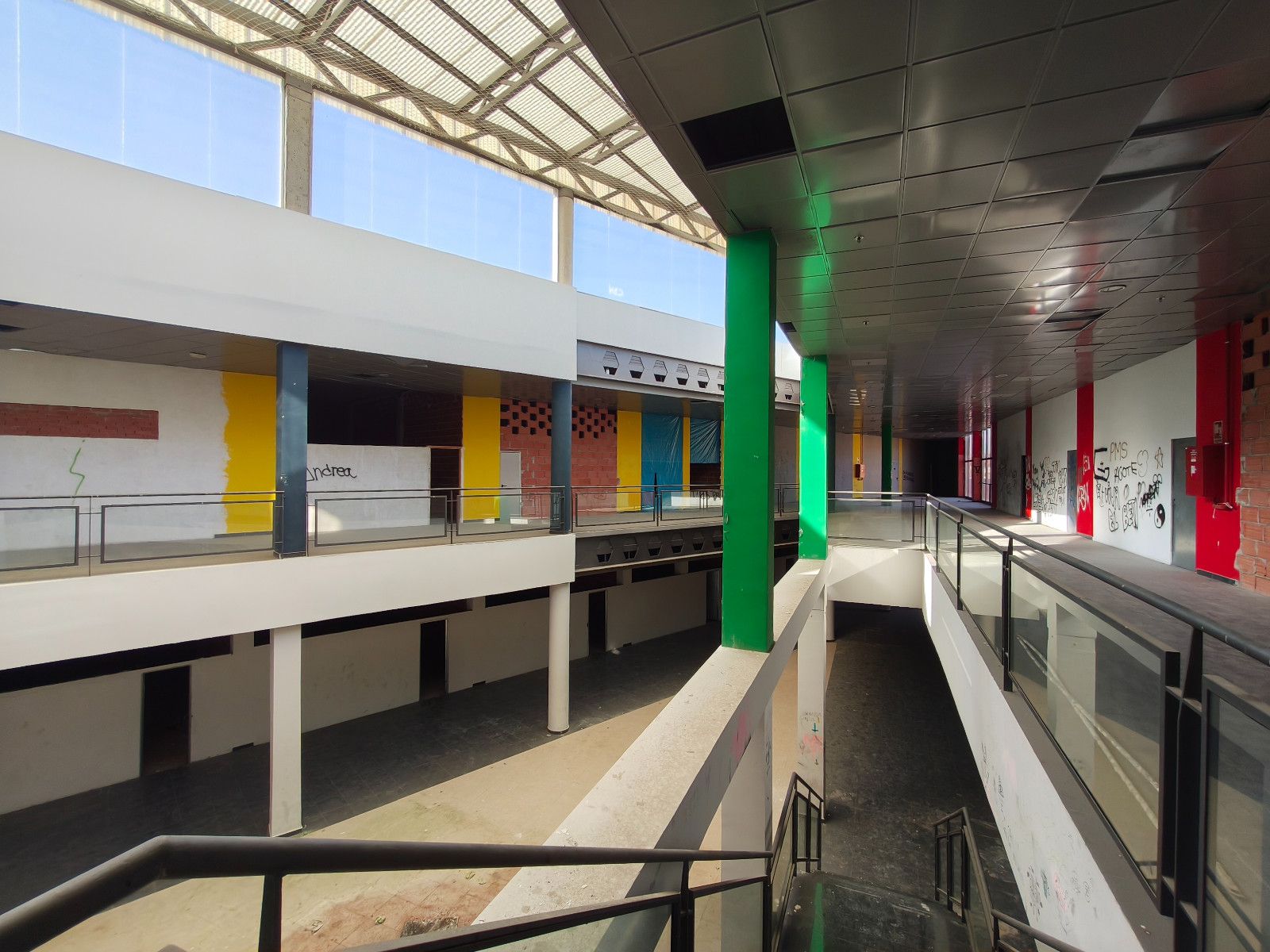 Dos locales comerciales contiguos. 128 m2 total.