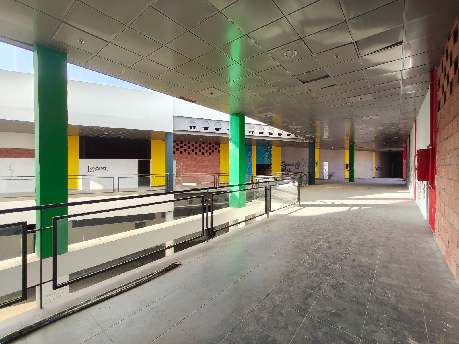 Dos locales comerciales contiguos. 128 m2 total.