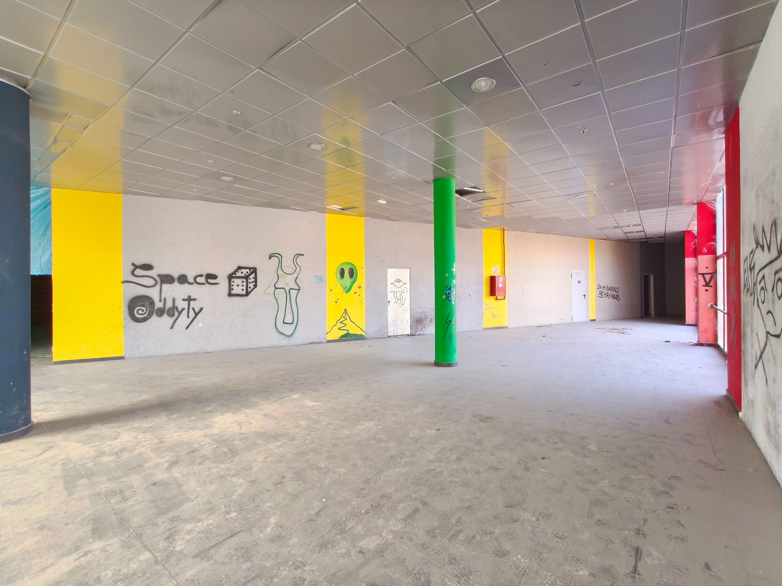 Dos locales comerciales contiguos. 128 m2 total.