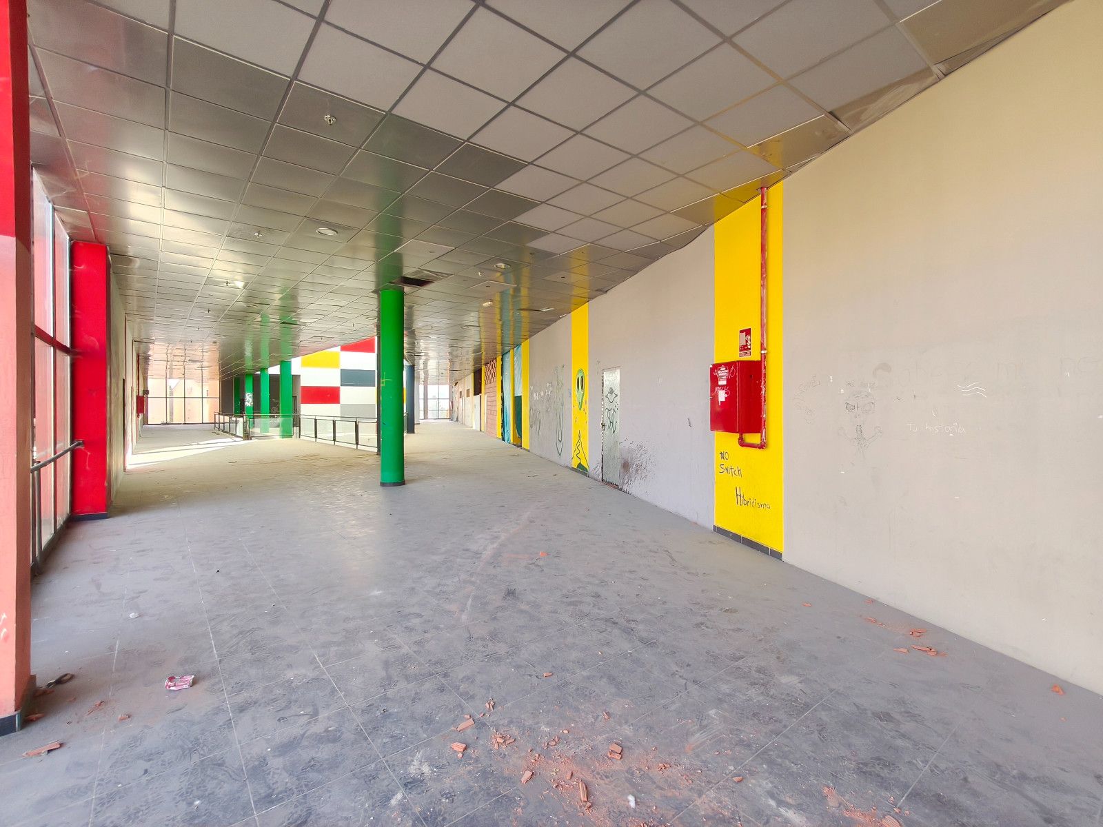 Dos locales comerciales contiguos. 128 m2 total.