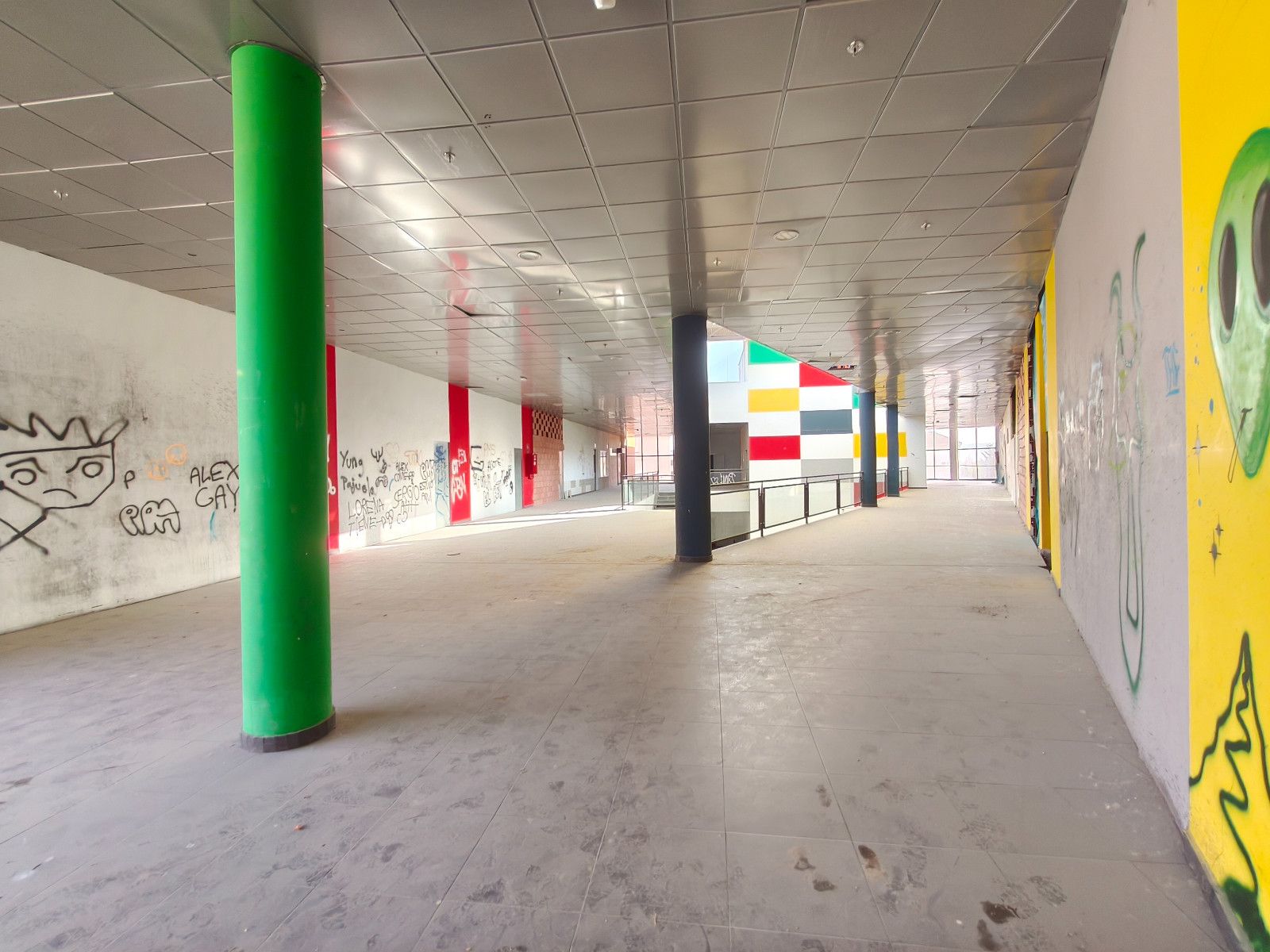 Dos locales comerciales contiguos. 128 m2 total.
