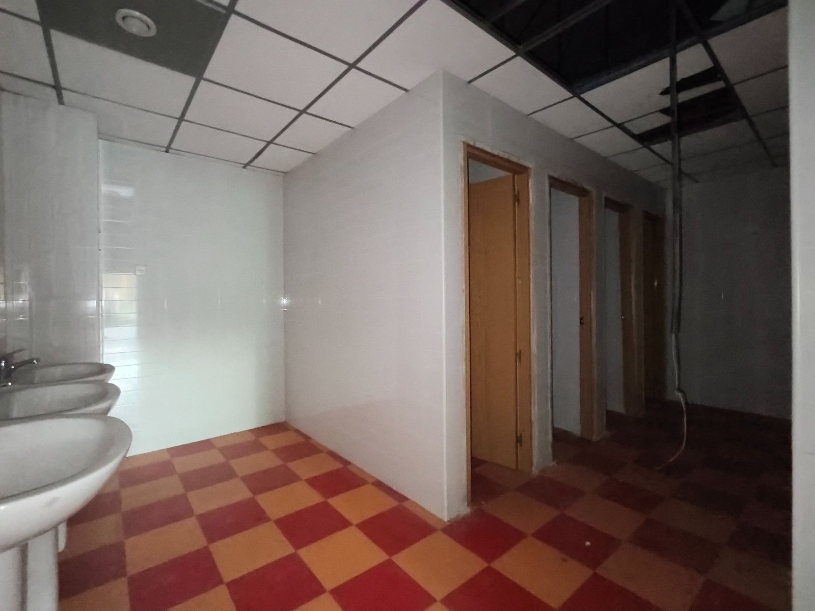 Dos locales comerciales contiguos. 128 m2 total.