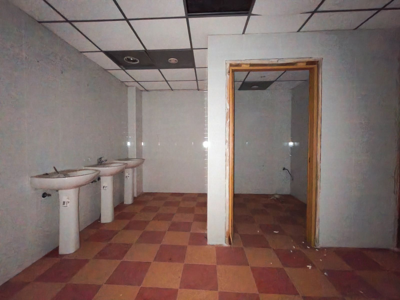 Dos locales comerciales contiguos. 128 m2 total.