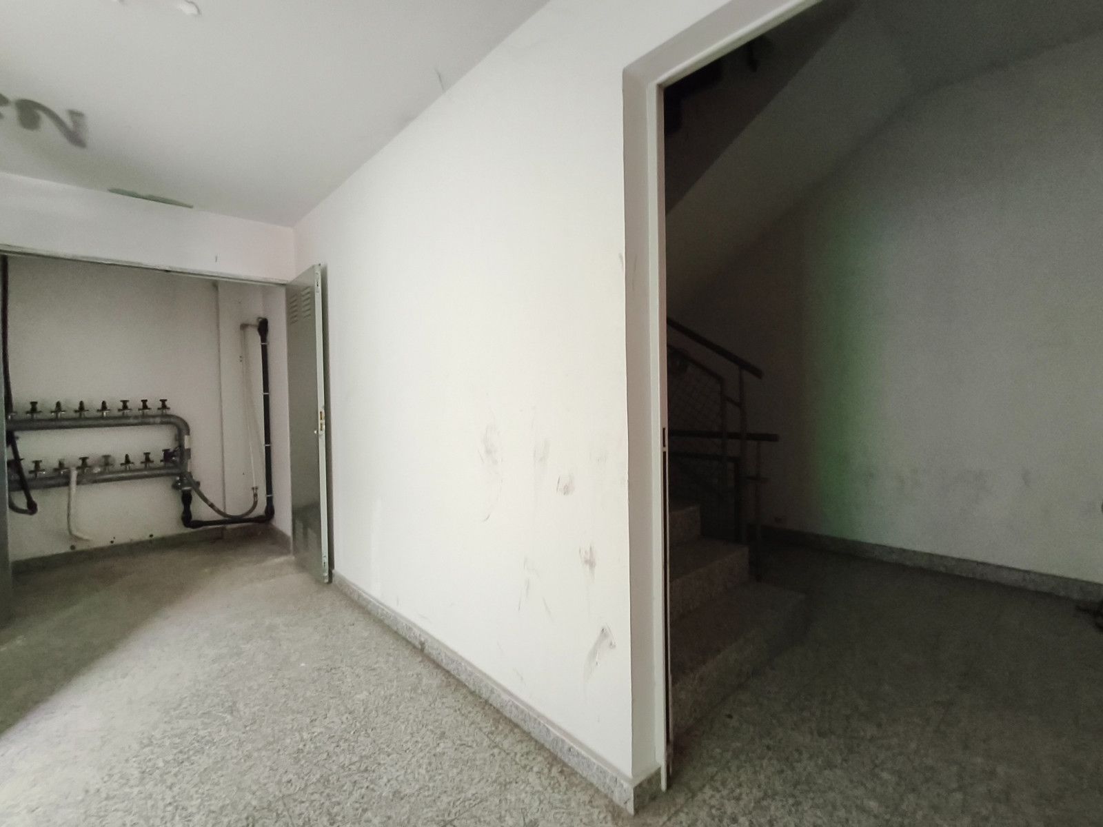 Dos locales comerciales contiguos. 128 m2 total.