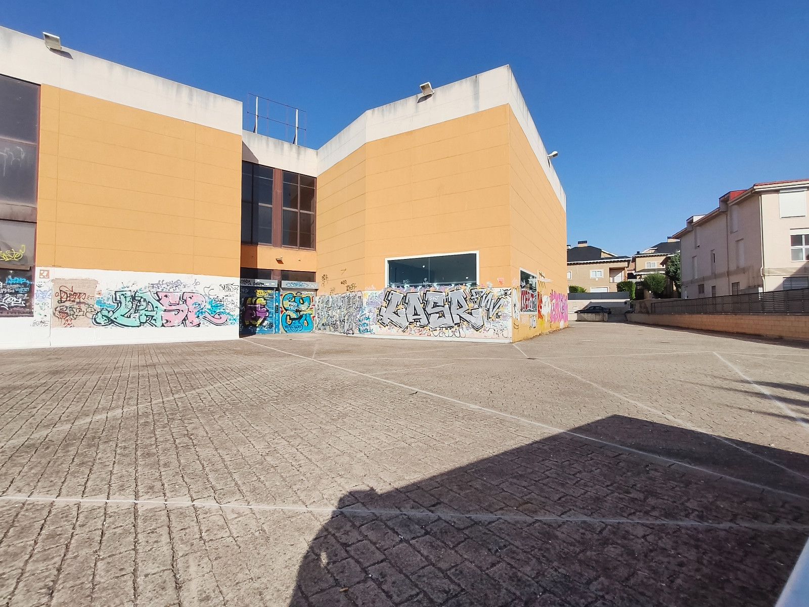 Dos locales comerciales contiguos. 128 m2 total.
