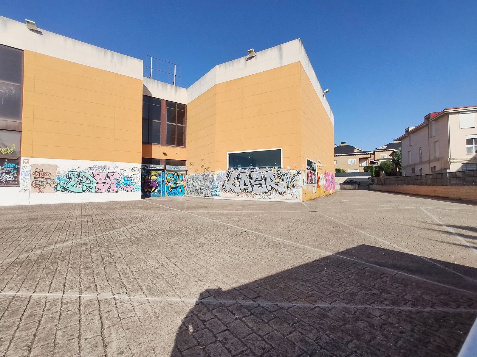 Dos locales comerciales contiguos. 128 m2 total.
