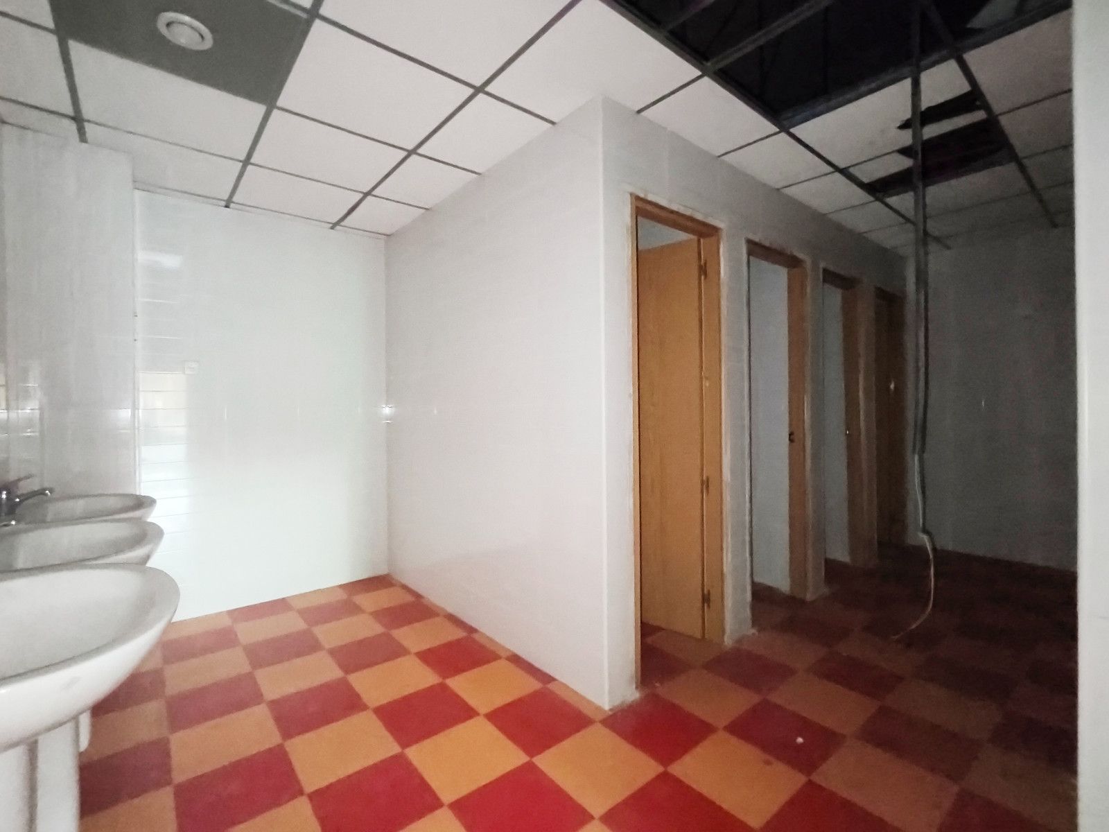 Dos locales comerciales contiguos. 128 m2 total.