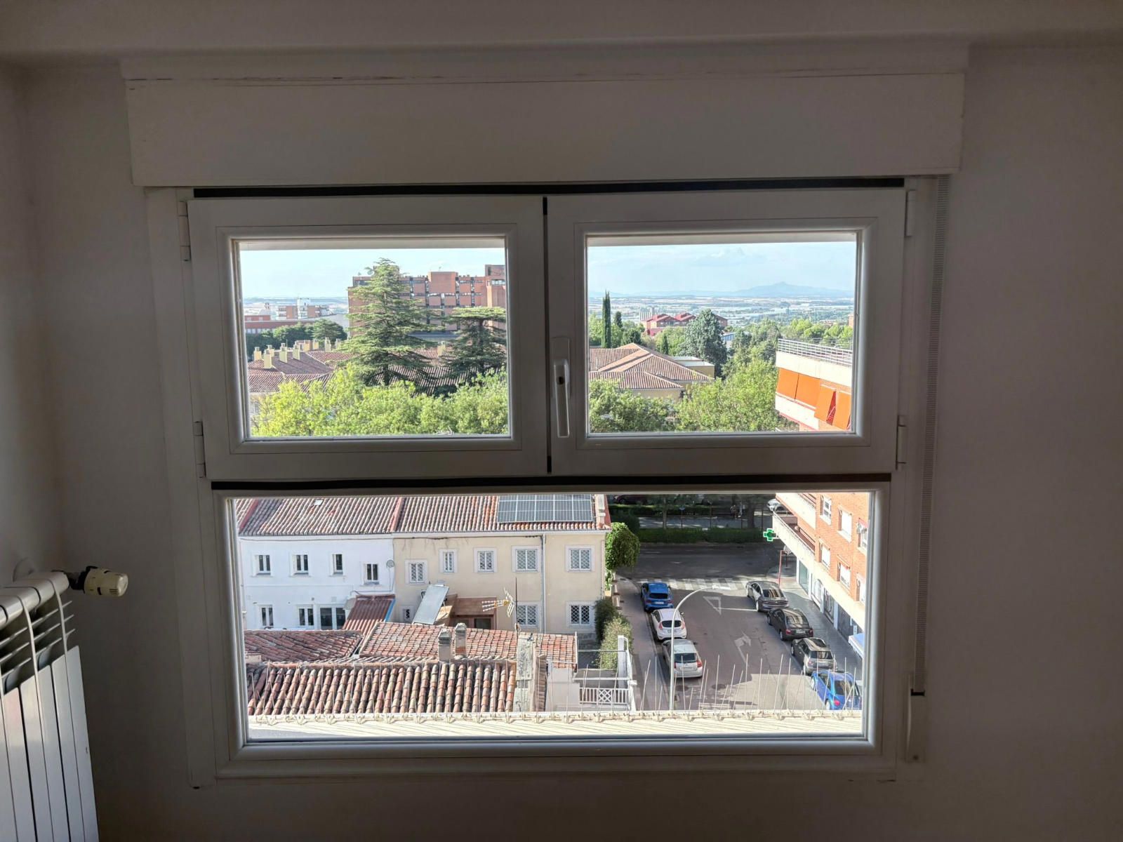 Dúplex en alquiler en el centro de Guadalajara con terraza, 3 dormitorios y plaza de garaje.